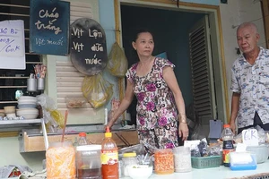 Cháo trắng 1.000 đồng “bao no” giữa lòng Sài Gòn 