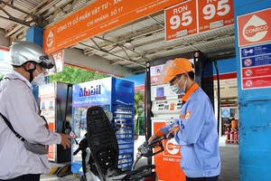 Muốn kiềm chế lạm phát thì phải hạ giá xăng dầu 