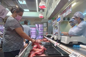 Xăng giảm giá, nhiều hàng hóa vẫn đứng im 