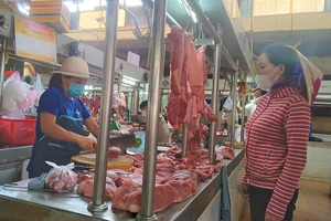 Giá hàng hóa 'rón rén' giảm theo xăng dầu 