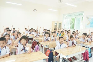 Cô trò vui khi được học trong ngôi trường mới 