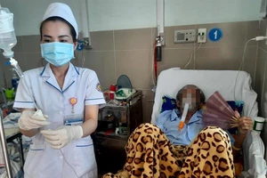 Điều dưỡng gồng gánh trăm công ngàn việc 