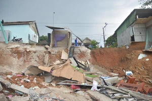 Sạt lở làm 1 người chết: “Chạy đi con, chân cha kẹt rồi” 