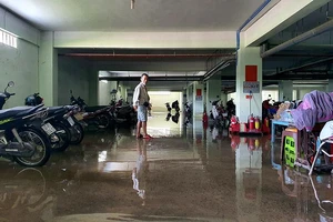 Dân khổ vì hầm chung cư, thang máy ngập nước 
