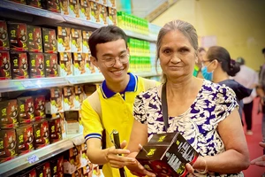 Siêu thị mini 0 đồng ấm lòng người nghèo ngày cận tết 