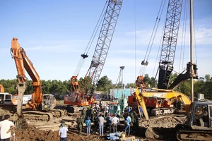 Việc nhổ cọc đưa bé Hạo Nam lên gặp nhiều khó khăn 