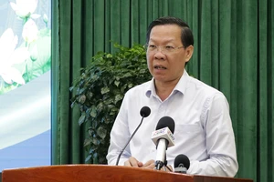 Chủ tịch UBND TP.HCM: Tìm cách tăng thu nhập cho cán bộ 