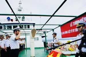 Chuyến tàu nào cũng dừng lại, hướng về Gạc Ma… 