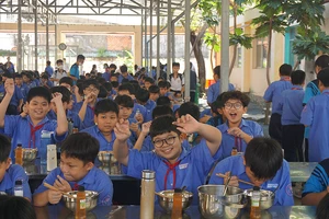 Học sinh “chấm điểm” nhà vệ sinh và bữa ăn bán trú: Một khảo sát thiết thực