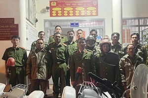 Phó công an thị trấn giỏi vận động dân giao nộp vũ khí 