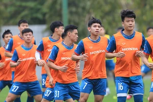 HLV Troussier đau đầu với hàng công ở nước ngoài 