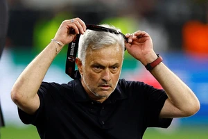 Mourinho ném “huy chương của những kẻ thua cuộc” lên khán đài 