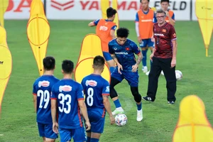 Thầy Troussier và niềm tin vào tân binh 