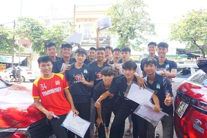 Bắt gặp nhiều cầu thủ trẻ CLB Bóng đá HAGL đi thi 