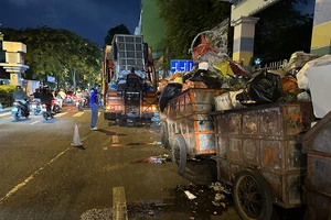 Nhiều điểm tập kết rác gây ô nhiễm, kẹt xe 