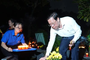 Chủ tịch TP.HCM Phan Văn Mãi thăm gia đình chính sách tiêu biểu