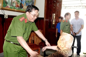 Những công an hết lòng vì dân: 'Người dân đã giúp chúng tôi hoàn thành việc cấp CCCD'