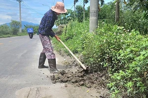 Người dân gặp khó vì cứ mưa là bùn đất tràn vào nhà