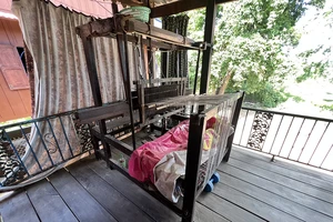 Những khung dệt bỏ không ở làng dệt Đa Phước