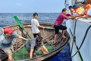 Hôm nay, tàu kiểm ngư sẽ đưa 80 ngư dân gặp nạn vào bờ