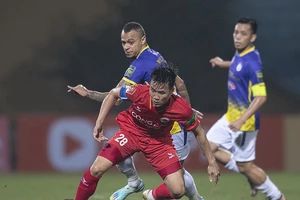 HLV Troussier kiểm định trận derby Hà Nội