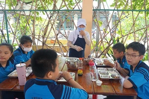 Cần xem lại việc tiền ăn bán trú cũng phải đóng thuế