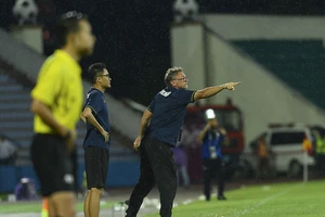 Ông Troussier cần tập trung vào chuyên môn