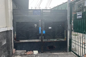 Cụ bà 83 tuổi gặp khó vì nhà không có lối đi