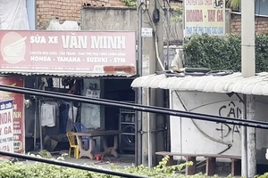 Điều tra: Chiêu trò phá xe của khách trên các quốc lộ - Bài 1: Cận cảnh chủ tiệm rạch lốp, phá xe ở khu cầu vượt Linh Xuân