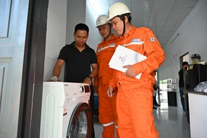 Người thuê trọ được quyền mua điện đúng giá