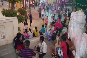 Chùm ảnh: Tơi tả để được chứng... lòng thành