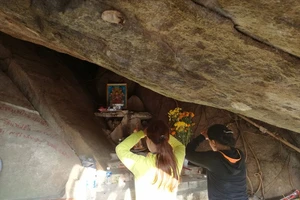 Nghe đồn hang thiêng, lũ lượt leo núi cúng bái