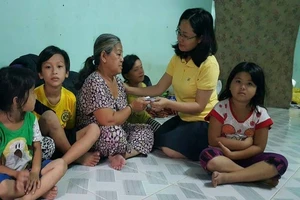 Gia đình 17 người tính chuyện 'làm ăn' từ tiền hỗ trợ