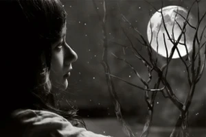 Tôi đã chạm vào mùi hương mê hoặc của trăng