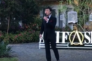 Tuấn Ngọc hát giữa các hoa khôi, người đẹp