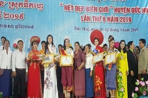 Chung kết hoa hậu biên giới Việt-Campuchia: Đẹp đến khó tin!