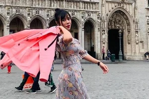 Ca sĩ Hồng Gấm đã phản ứng khi bị giật tiền