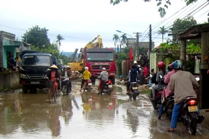 Bùn đất tràn vào nhà, dân chặn xe công trình