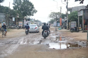 Dân đặt 'biển báo lạ' vì sợ… xe lao vào nhà