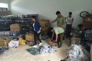 Bắt cả trăm thiết bị ô tô 'lậu' trên đường ra Bắc