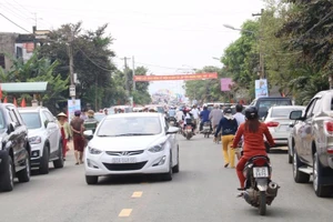 Ngàn người vui trên cây cầu mới qua sông Thu Bồn