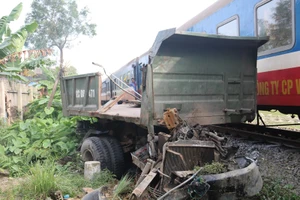 Va chạm tàu hỏa, xe tải 'đầu một nơi, mình một nẻo'