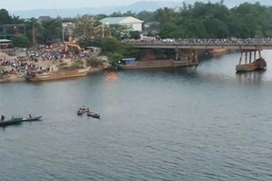 Dựng xe trên cầu Câu Lâu nhảy sông tự vẫn