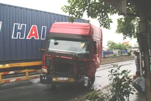 Va xe tải, đầu container lìa khỏi thân