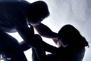 1 người bệnh tâm thần bị hiếp dâm trong rừng keo