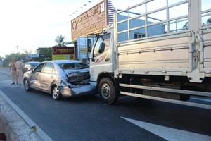 4 ô tô tông nhau, QL1A kẹt cứng