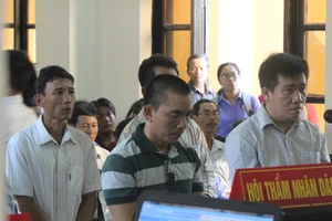 Dân mang quan tài lên cao tốc, 2 cán bộ bị lãnh án