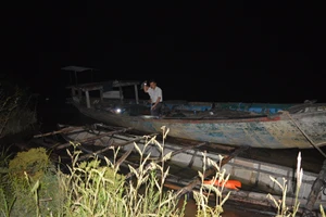 Chở gỗ lậu bị cảnh sát truy đuổi, nhảy sông trốn thoát