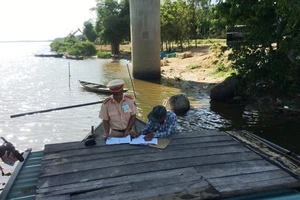 Công an Quảng Nam bắt 4 ghe đang hút cát lậu