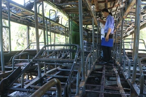 Xe khách tiền tỉ mới lần đầu mở tuyến đã cháy trơ khung